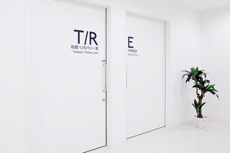 処置・リカバリー室、内視鏡室入口